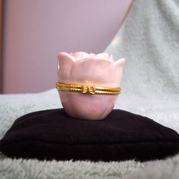 MARY KAY PINK PORCELAIN ROSE SHAPED RING / PILL / TRINKET BOX